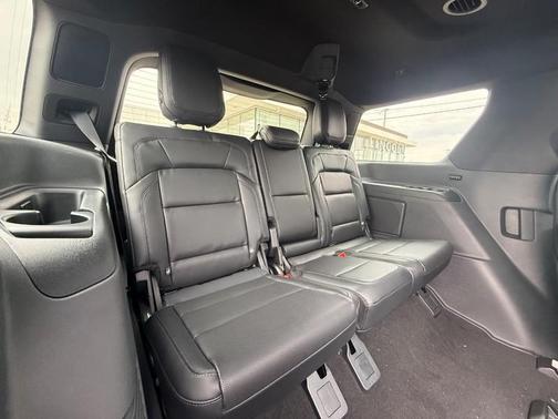 Pristine White Metallic Tri-Coat 2026 Lincoln Navigator Reserve