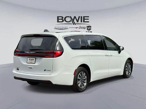 Bright White Clearcoat 2024 Chrysler Pacifica Hybrid Select