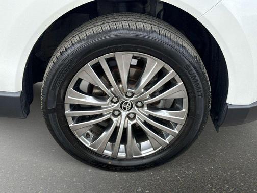 Pearl 2023 Toyota Venza XLE