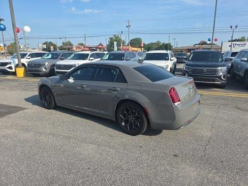 Bright White 2019 Chrysler 300 Touring