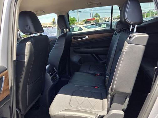 Silver Bird Metallic 2024 Volkswagen Atlas 2.0T SE w/Technology