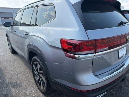 Silver Bird Metallic 2024 Volkswagen Atlas 2.0T SE w/Technology
