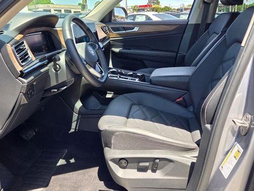 Silver Bird Metallic 2024 Volkswagen Atlas 2.0T SE w/Technology