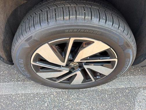 Silver Bird Metallic 2024 Volkswagen Atlas 2.0T SE w/Technology