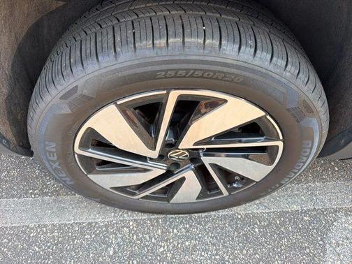 Silver Bird Metallic 2024 Volkswagen Atlas 2.0T SE w/Technology