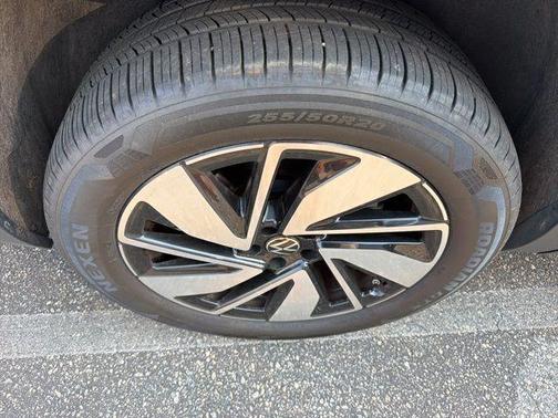 Silver Bird Metallic 2024 Volkswagen Atlas 2.0T SE w/Technology