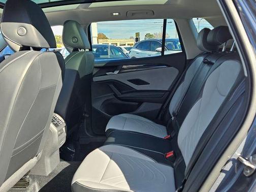 Platinum Gray Metallic 2026 Volkswagen Tiguan 2.0T SE