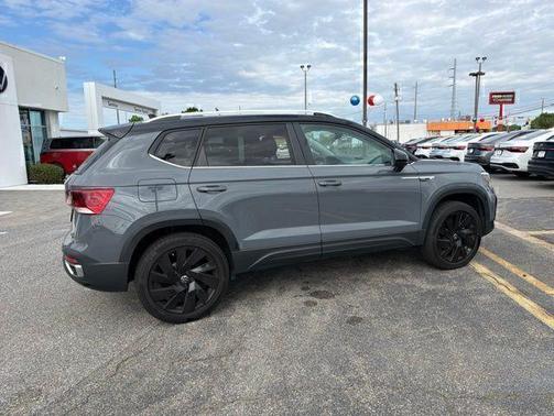 Pure Gray W/Black Roof 2024 Volkswagen Taos 1.5T SE