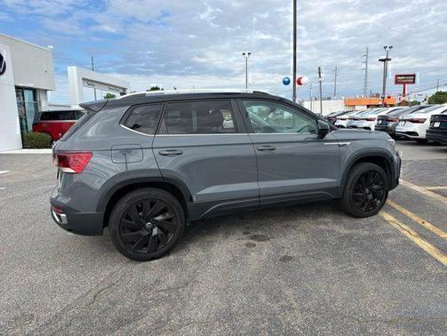 Pure Gray W/Black Roof 2024 Volkswagen Taos 1.5T SE