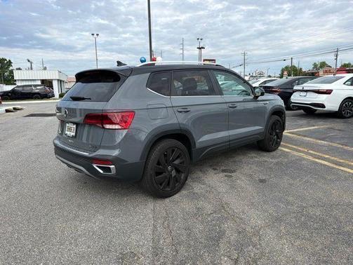Pure Gray W/Black Roof 2024 Volkswagen Taos 1.5T SE
