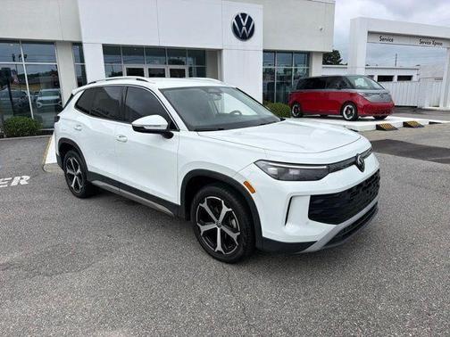 Pure White 2025 Volkswagen Tiguan 2.0T SE