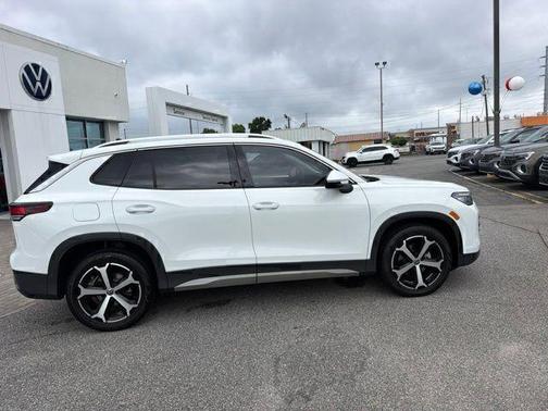 Pure White 2025 Volkswagen Tiguan 2.0T SE
