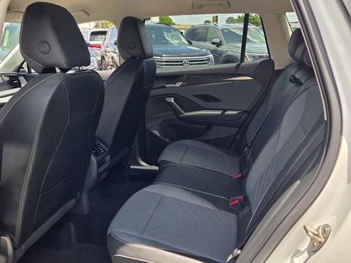 Pure White 2025 Volkswagen Tiguan 2.0T SE