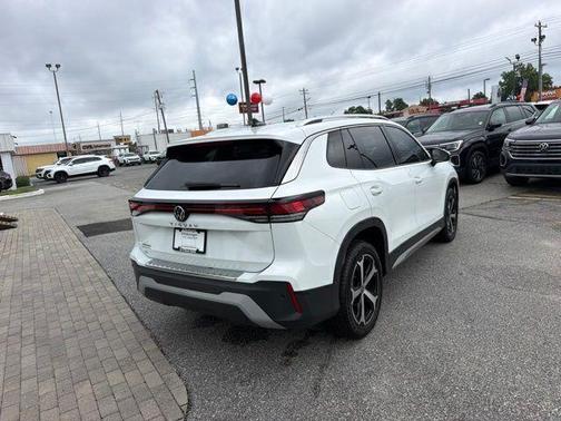 Pure White 2025 Volkswagen Tiguan 2.0T SE