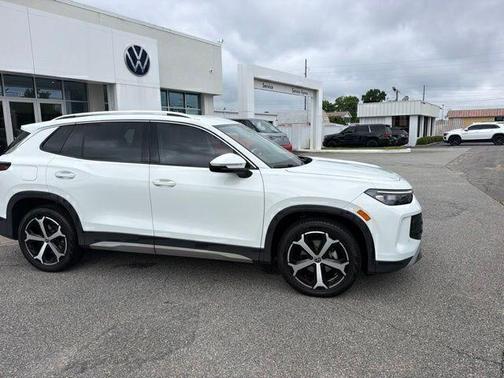Pure White 2025 Volkswagen Tiguan 2.0T SE