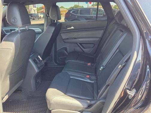 Deep Black Pearl Effect 2022 Volkswagen Atlas Cross Sport 2.0T SE w/Technology