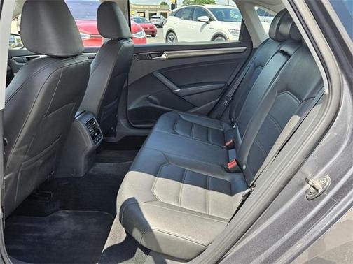 2017 Volkswagen Passat 1.8T SE w/Technology