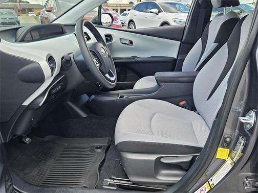 2022 Toyota Prius LE
