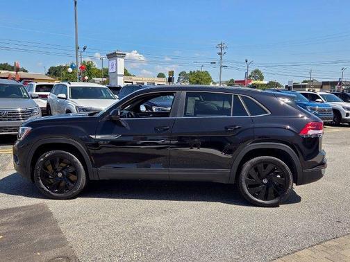 Deep Black Pearl 2026 Volkswagen Atlas Cross Sport 2.0T SE W/TECHNOLOGY