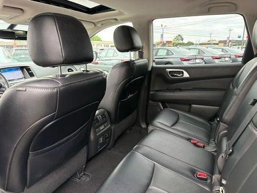 White 2018 Nissan Pathfinder SL