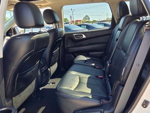 White 2018 Nissan Pathfinder SL