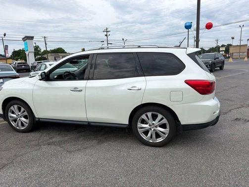 White 2018 Nissan Pathfinder SL