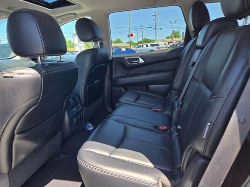 White 2018 Nissan Pathfinder SL