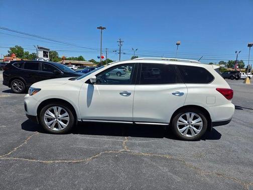 White 2018 Nissan Pathfinder SL