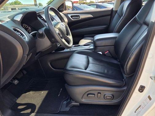 White 2018 Nissan Pathfinder SL