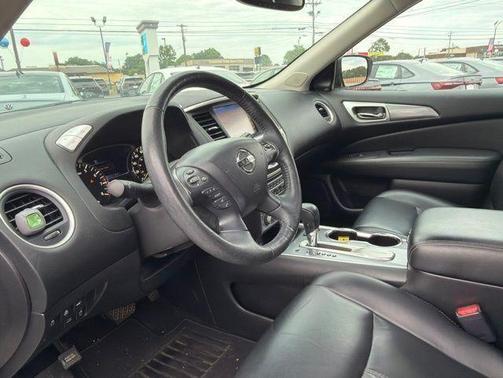 White 2018 Nissan Pathfinder SL