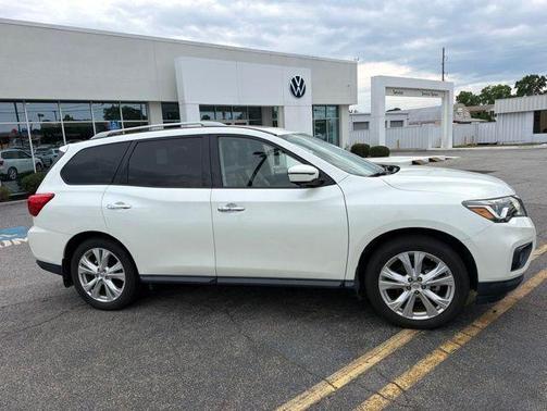 White 2018 Nissan Pathfinder SL
