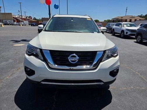 White 2018 Nissan Pathfinder SL