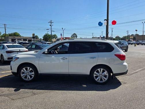 White 2018 Nissan Pathfinder SL