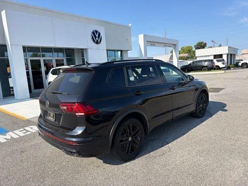 Deep Black Pearl Effect 2022 Volkswagen Tiguan 2.0T SE R-Line Black