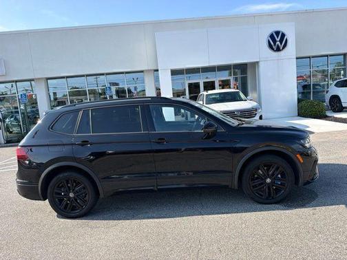 Deep Black Pearl Effect 2022 Volkswagen Tiguan 2.0T SE R-Line Black