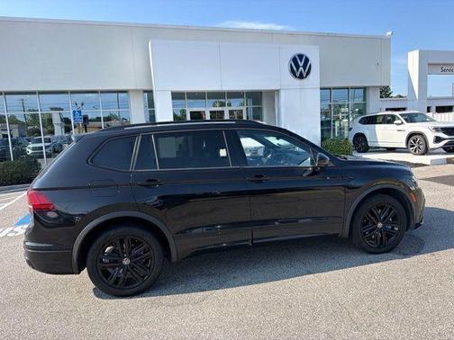 Deep Black Pearl Effect 2022 Volkswagen Tiguan 2.0T SE R-Line Black