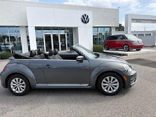 Platinum Gray Metallic w/ Black Top 2018 Volkswagen Beetle 2.0T S