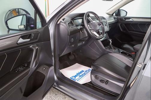 Platinum Gray Metallic 2023 Volkswagen Tiguan 2.0T SE