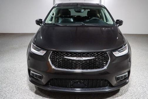 Brilliant Black Crystal Pearlcoat 2023 Chrysler Pacifica Touring L