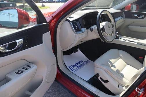 2020 Volvo XC60 T5 Momentum