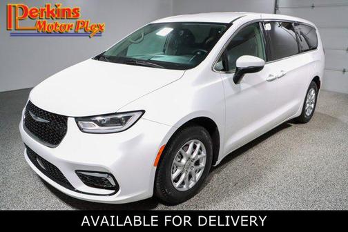 Bright White Clearcoat 2023 Chrysler Pacifica Touring L
