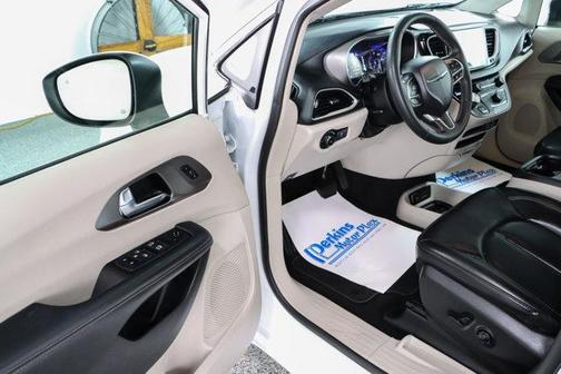 Bright White Clearcoat 2023 Chrysler Pacifica Touring L