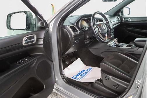 Sting-Gray Clearcoat 2022 Jeep Grand Cherokee Laredo