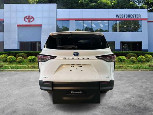 Ice Cap 2025 Toyota Sienna LE