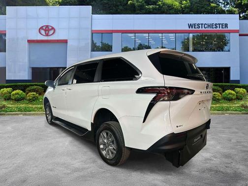 Ice Cap 2025 Toyota Sienna LE