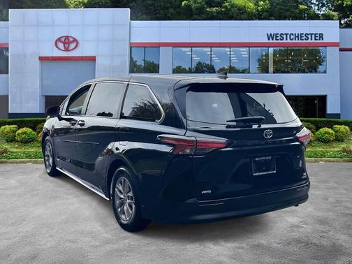 2021 Toyota Sienna LE