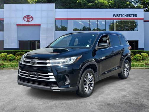 Midnight Black Metallic 2019 Toyota Highlander XLE