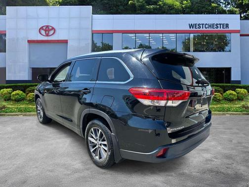 Midnight Black Metallic 2019 Toyota Highlander XLE