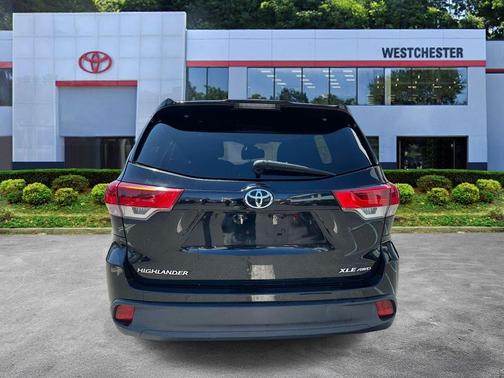 Midnight Black Metallic 2019 Toyota Highlander XLE