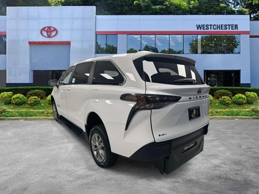 2025 Toyota Sienna LE